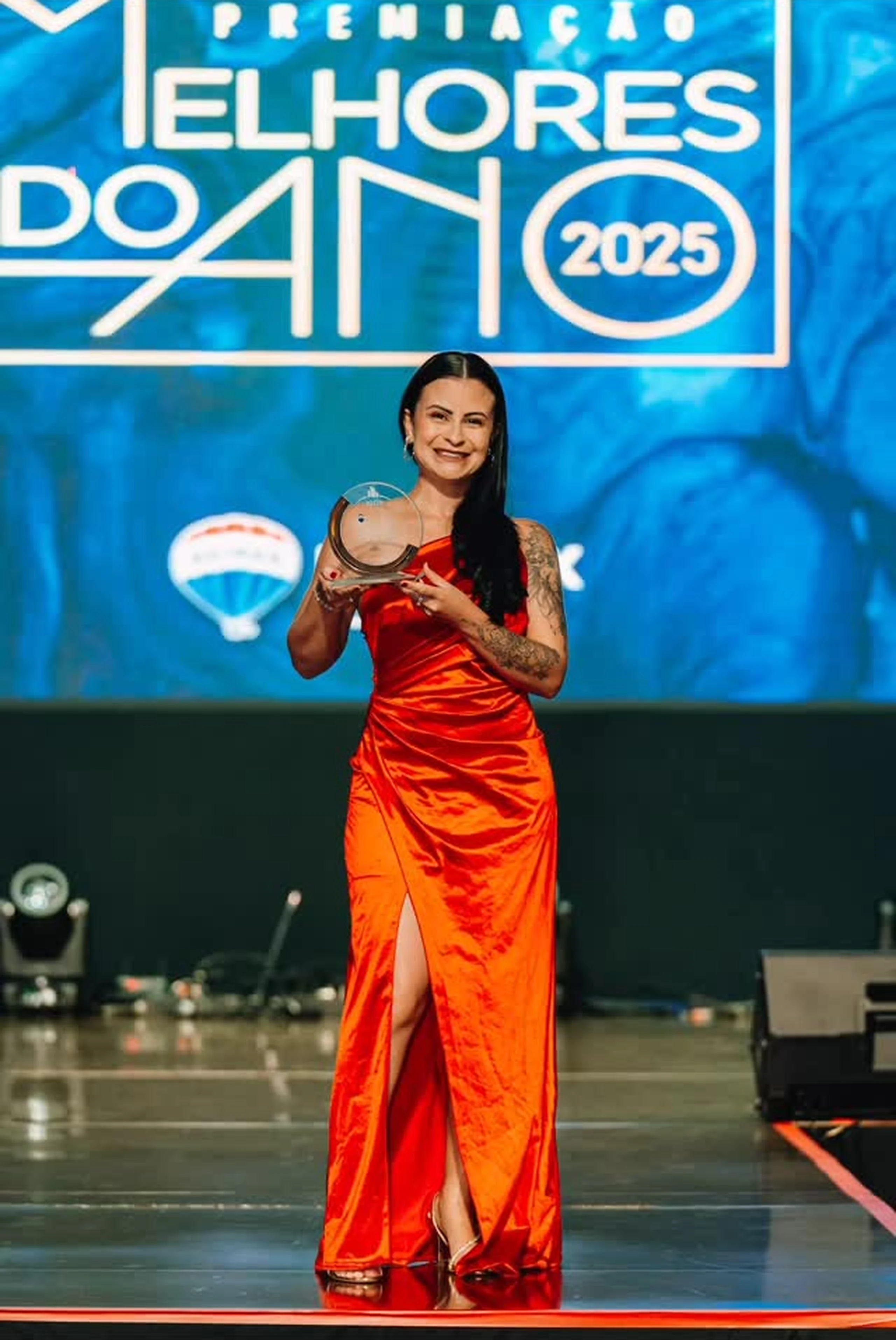 Ariane Laurindo recebendo o prêmio Melhores do Ano 2025