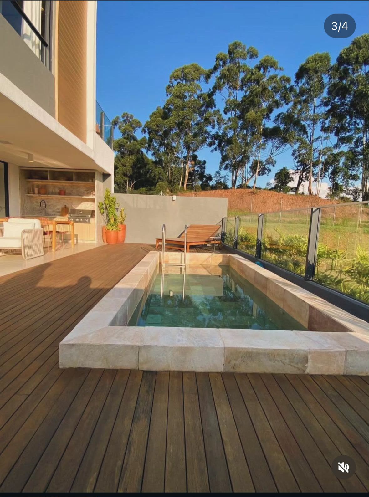 Piscina privativa com deck de madeira